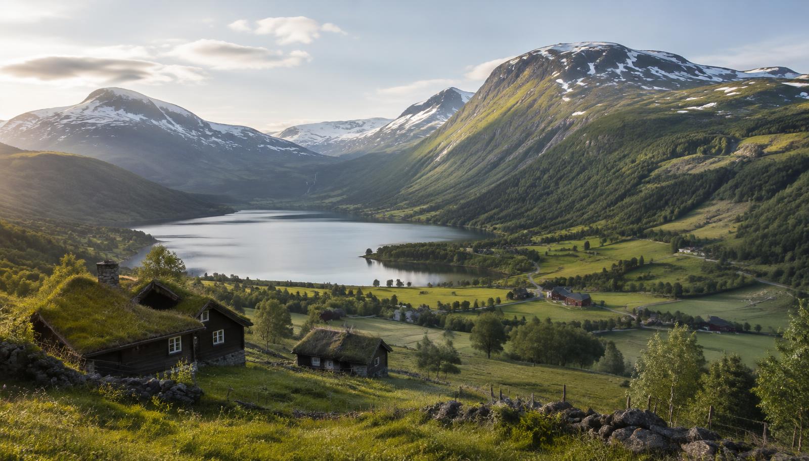 Vakker dal i Valdres med innsjø og fjell